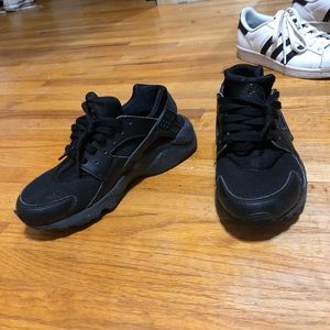 gently used Black Nike Huarache